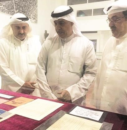 معلي اليوحة وعلي الريس خلال جولة في المعرض﻿