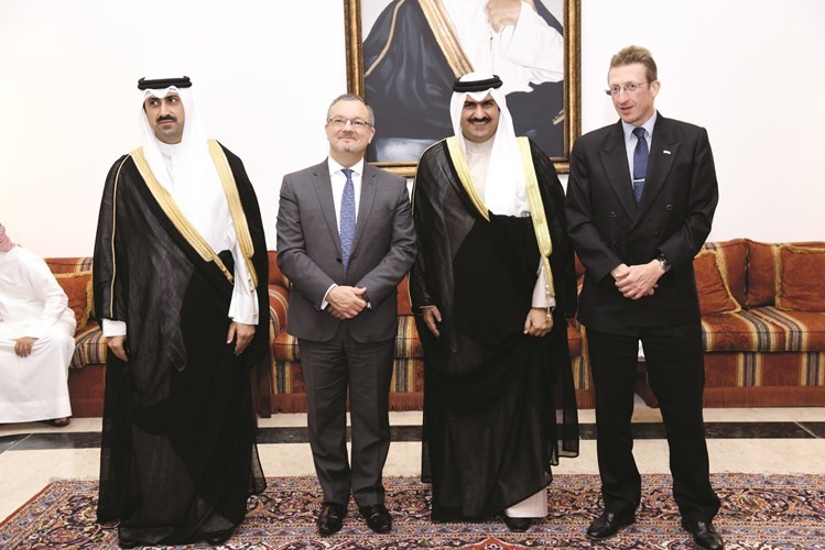 السفير البريطاني ماثيو لودج مباركا﻿
