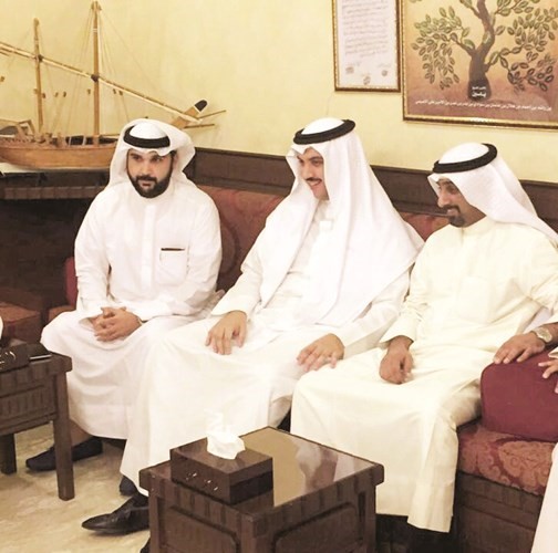 الشيخ مبارك العبدالله متوسطا قتيبة الياسين والزميل محمد خالد الياسين﻿