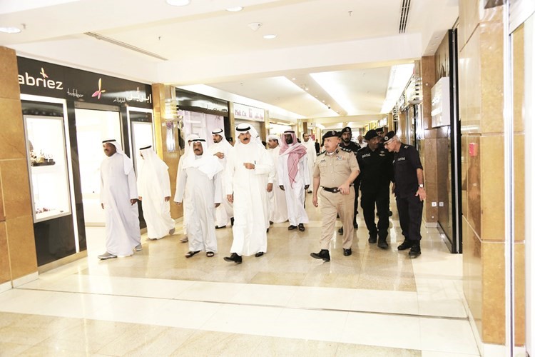 الوزير الخالد وقيادات الداخلية يتجولون في احد اسواق الجهراء﻿