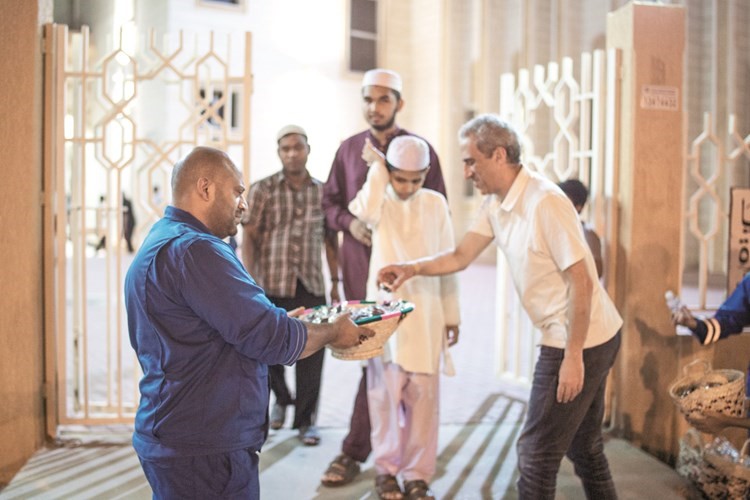 موظفو شركة ايكويت يوزعون وجبات الافطار والماء 