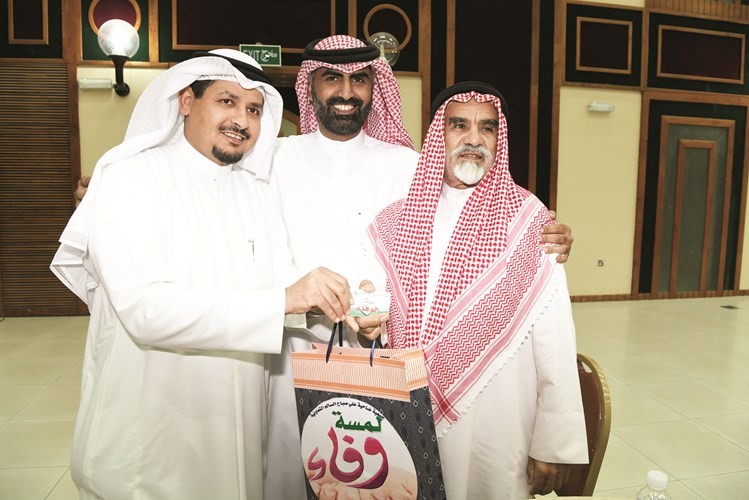 ناصر المري وسعود العنزي يكرمان احد كبار السن