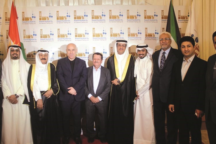 دعمر الكندري مع عدد من المشاركين في المهرجان﻿