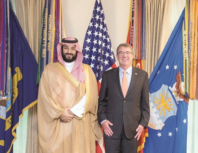 ولي ولي العهد النائب الثاني لرئيس مجلس الوزراء ووزير الدفاع السعودي صاحب السمو الملكي الامير محمد بن سلمان ووزير الدفاع الاميركي اشتون كارتر عقب مباحثاتهما في واشنطن امس الاولواس﻿