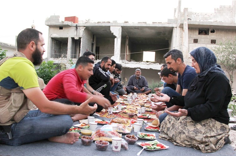 سوريون يفطرون وسط المباني المدمرة في تيرمعلة شمال حمص امس الاولا ف پ