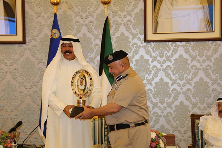الفريق سليمان الفهد يسلم وزير الداخلية درعا تذكاريا
