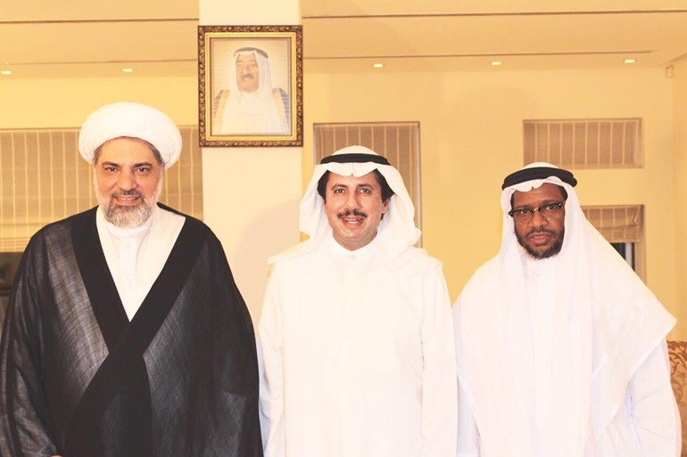 علماء دين من البحرين خلال زيارتهم عميد السلك الديبلوماسي السفير الشيخ عزام الصباح