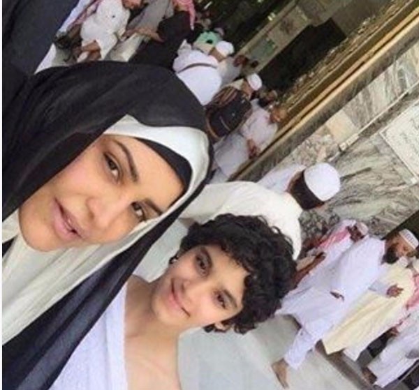 بالصور.. أحلام مع ابنها في الحرم المكي