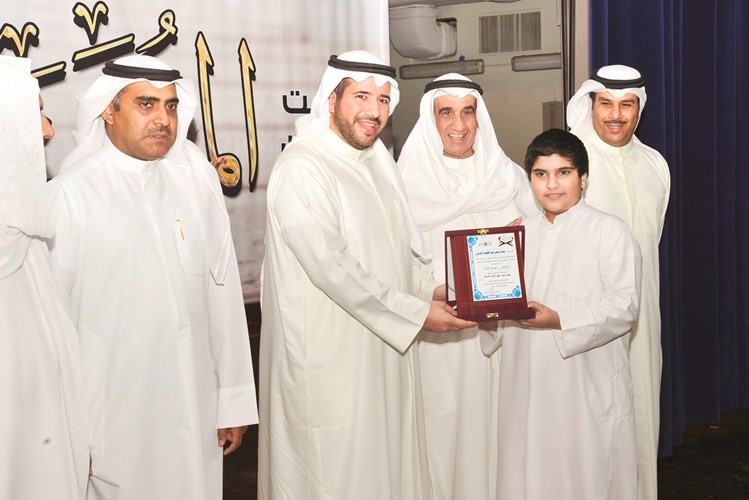 الشيخ عبدالله الاحمد وعبدالعزيز المشاري يكرمان احد الفائزين	شانافاس قاسم﻿