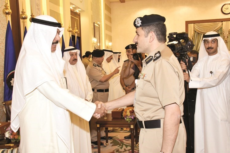  ويصافح مدير عام الهجرة اللواء طلال معرفي ﻿