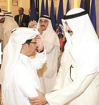 الشيخ محمد الخالد يصافح الفريق متقاعد طارق حمادة ﻿