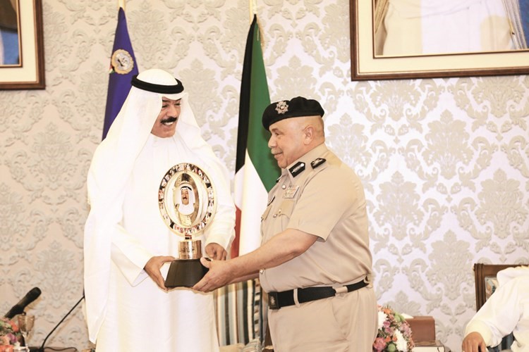 الشيخ محمد الخالد يتسلم درعا تذكارية من الفريق سليمان الفهد ﻿