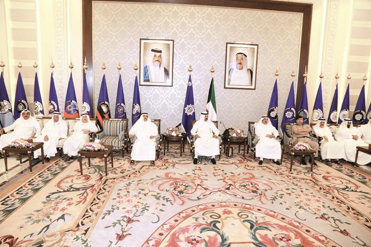 الشيخ محمد الخالد متوسطا الشيخ مشعل الجراح والفريق اول ماحمد الرجيب والفريق الفهد والفريق اول مناصر العثمان والفريق معبد الله الفارس واللواء الشيخ احمد الخليفة والفريق ممصطفى الزعابي ﻿