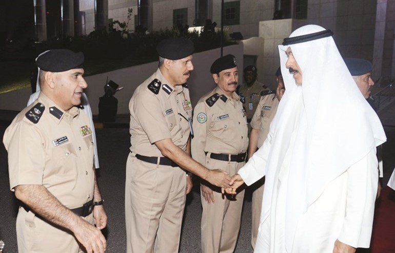 نائب رئيس مجلس الوزراء يصافح اللواء فيصل النواف ويبدو اللواءان عبد الله المهنا وخالد الديين ﻿