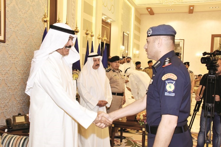 الوزير الشيخ محمد الخالد مصافحا العقيد فهد العبيد﻿