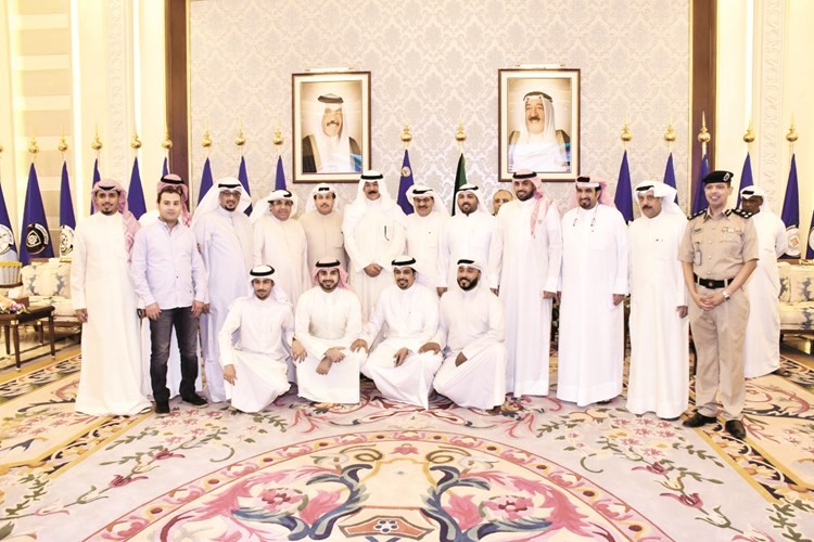 الوزير متوسطا محرري الصحف المحلية﻿