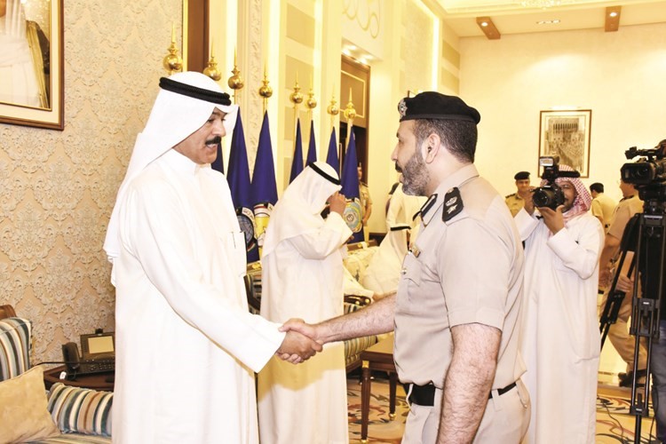 الشيخ محمد الخالد يتلقى التبريكات من المقدم دانس القطان﻿