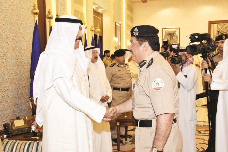  ويصافح اللواء محمد العنزي﻿