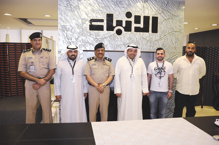 رئيس التحرير الزميل يوسف خالد المرزوق ومدير التحرير الزميل محمد الحسيني خلال استقبال اللواء عيد ابوصليب في ديوانية الانباء	هاني الشمري﻿