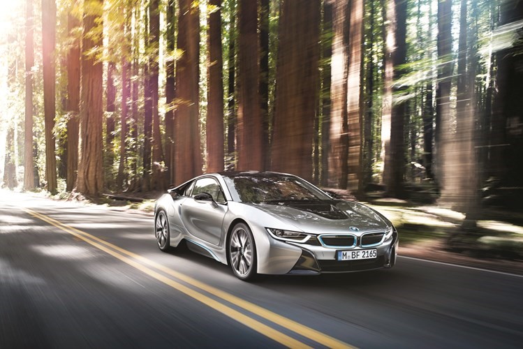 BMW i8 تفوز بجائزة أفضل محرك لعام 2016