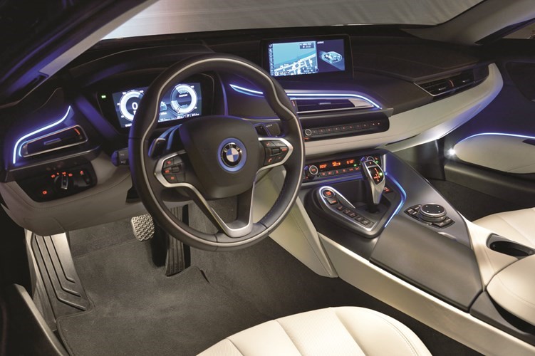 BMW i8 تفوز بجائزة أفضل محرك لعام 2016
