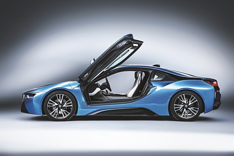 BMW i8 تفوز بجائزة أفضل محرك لعام 2016