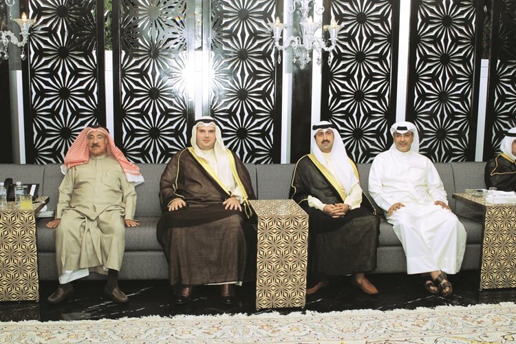 الشيخ نمر المالك مع المهنئين﻿