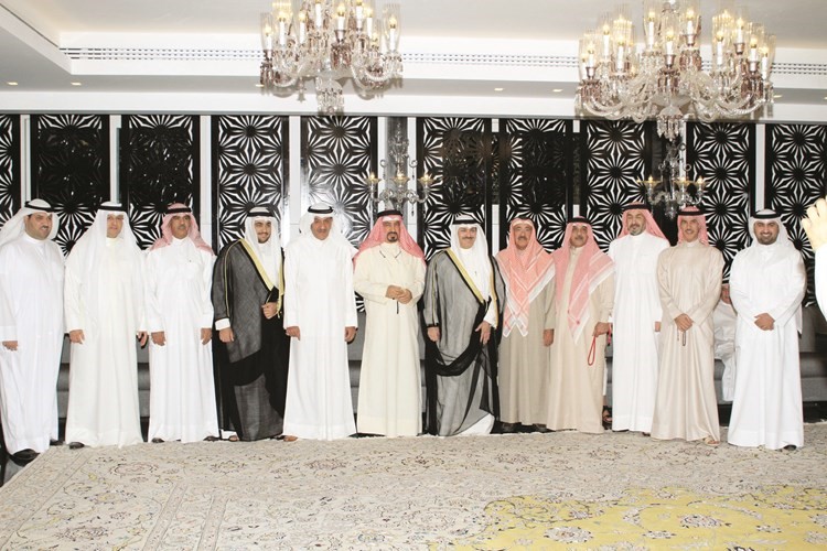 الشيخ محمد الصباح والشيخ خالد العبدالله والشيخ صباح المحمد والشيخ طلال المحمد وعدد من المهنئين في لقطة تذكارية﻿