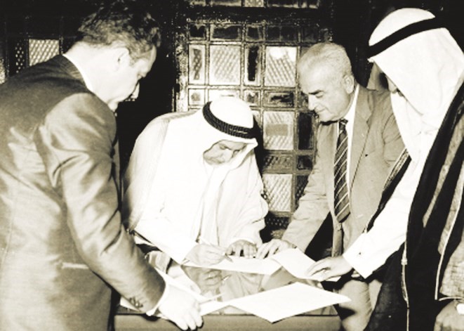 المغفور له الامير الراحل الشيخ عبدالله السالم يوقع على وثيقة استقلال الكويت في 19 يونيو 1961 ﻿