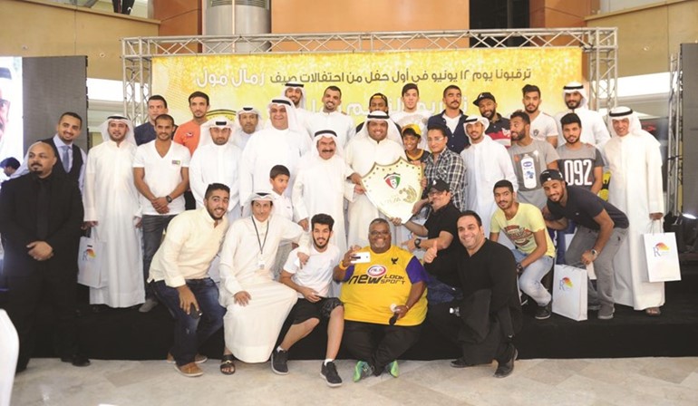 محمد النصار يتوسط ابطال الدوري القادسية﻿