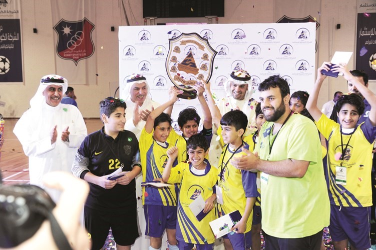نائب رئيس مجلس الوزراء ووزير المالية ووزير النفط بالوكالة انس الصالح يقدم الكاس للفائزين ﻿
