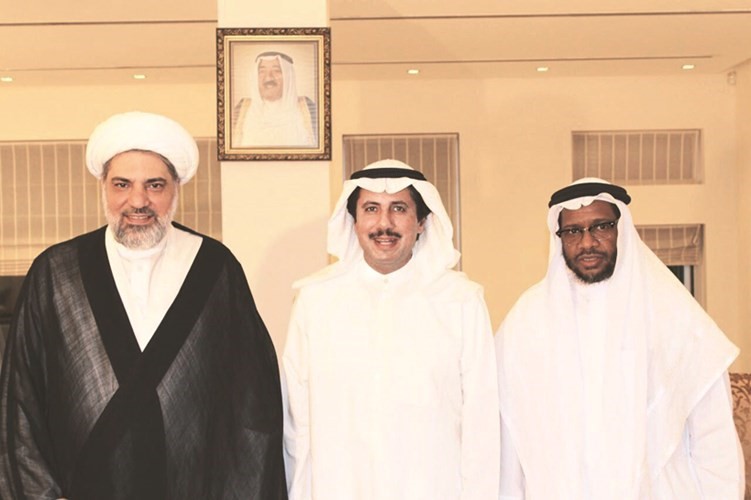 علماء دين من البحرين اثناء زيارتهم الشيخ عزام الصباح 
