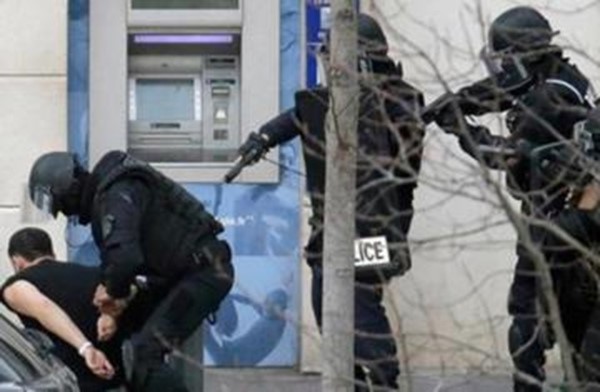 بلجيكا تعتقل 12 شخصاً يشتبه بأنهم يخططون لهجمات