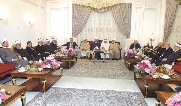 السفير السعودي في لبنان علي عواض عسيري خلال اقامته مادبة افطارفي مقر السفارة بحضور رئيس مجلس الوزراء تمام سلام وممثل رئيس مجلس النواب
نبيه بري ومفتي لبنان الشيخ عبد اللطيف دريان وشخصيات اخرى محمود الطويل