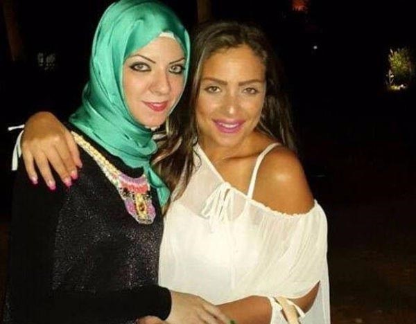 أول ظهور لشقيقة ريم البارودي المحجبة