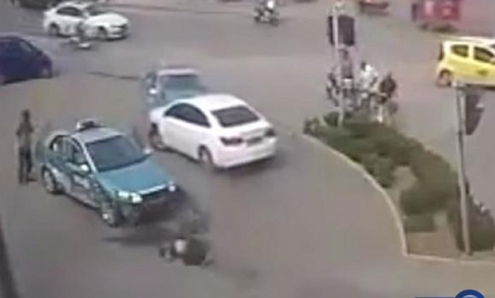 فيديو صادم ..دهس طليقته بالسيارة وقتل شريكها بسبب "الخيانة" !