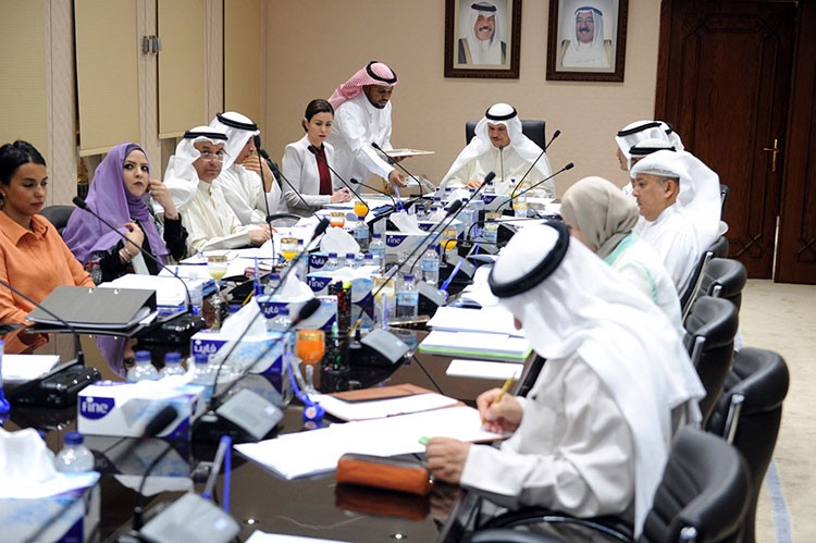 وزير الاعلام الشيخ سلمان الحمود والشيخة الزين الصباح خلال الاجتماع الرابع لمجلس ادارة الهيئة العامة للشباب