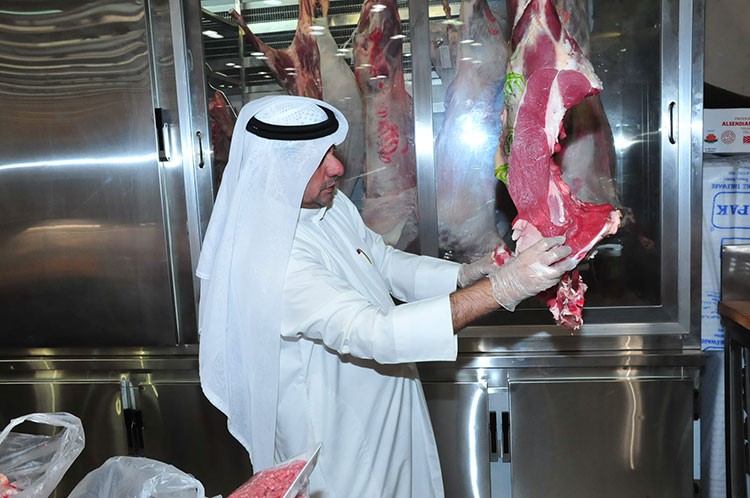 خلال معاينة اللحوم داخل احد المحلات