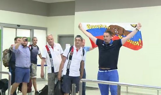 بالفيديو.. مشجعو المنتخب الروسي الذين طردتهم فرنسا يصلون الى بلدهم 