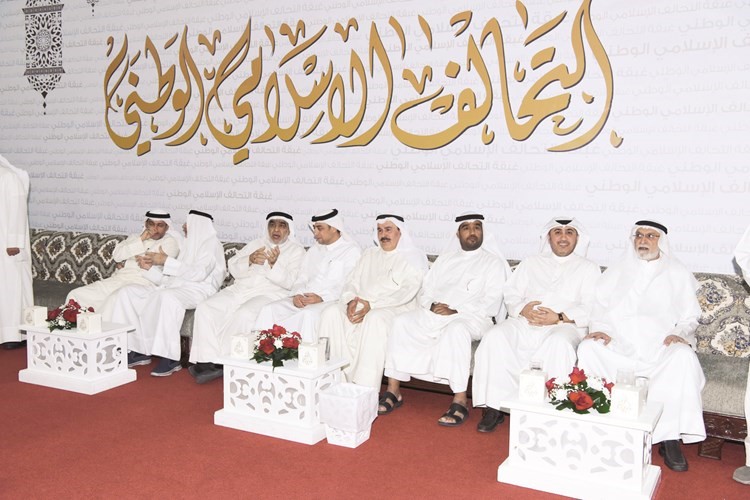 عدنان عبد الصمد مع بعض الحضور 
