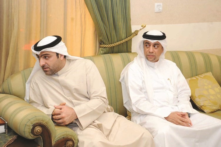 ياسر ابل مع المهنئين﻿