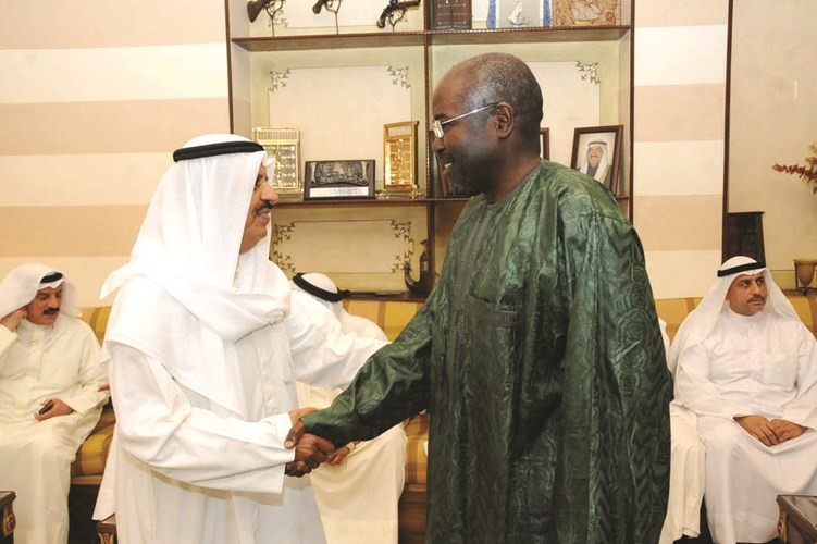 السفير عبد الاحد امباكي يهنئ الشيخ دعيج الخليفة﻿