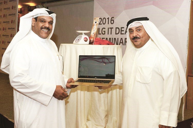 عملاء من تشيرمنز كلوب مع جهاز LG gram﻿