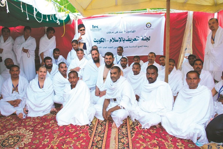 السعيدي يتوسط المهتدين الحجاج وبينهم منيف العجمي