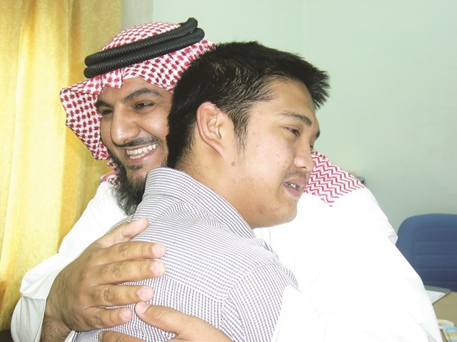 يحتضن مهتديا جديدا بعد اشهار اسلامه