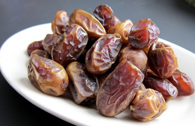 تقديم الطعام لمن لا يصوم