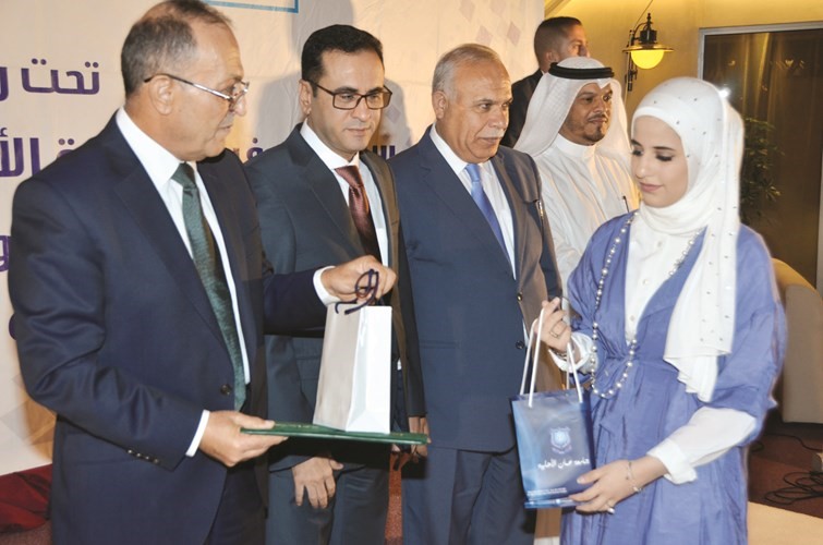تكريم احدى الطالبات
