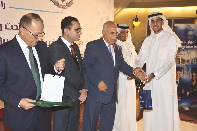 وفد جامعة عمان الاهلية يكرم احد المتفوقين