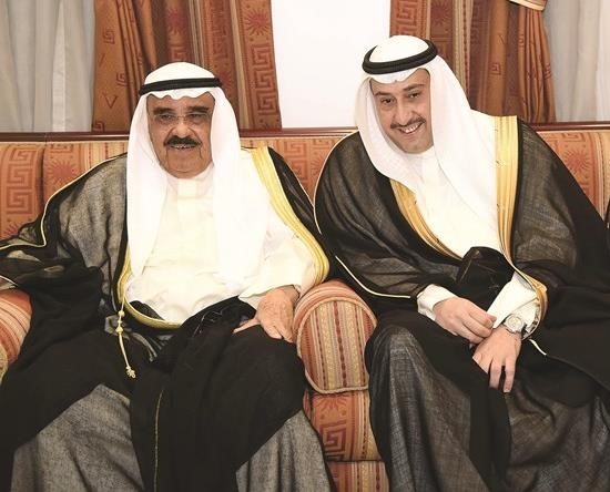 الشيخ فيصل السعود مقدما التهاني للشيخ فيصل الحمود﻿