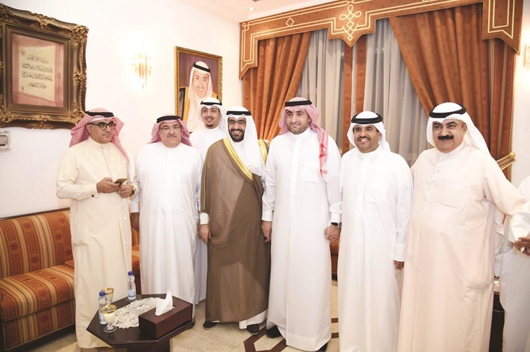 الشيخ مالك الحمود والشيخ دعيج الخليفة يتوسطان عددا من المهنئين﻿